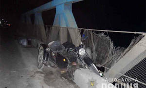 Новини Вінниці / На Вінниччині мотоцикл врізався у бетонну огорожу: загинула 19-річна дівчина, а п’яного водія затримали 