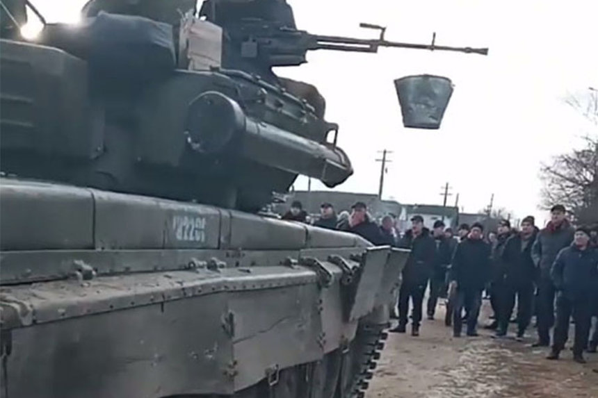 Новини Вінниці / На Чернігівщині юрбою люди перекрили дорогу ворожій колоні