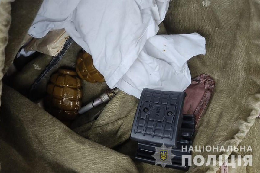 Новини Вінниці / У лісосмузі на Вінниччині виявили схрон зі зброєю та вибухівкою