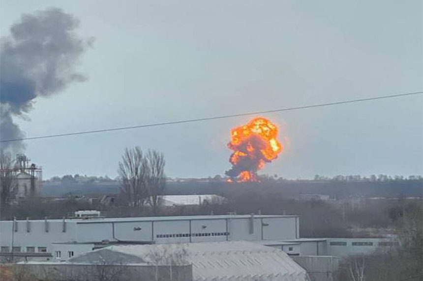 Новини Вінниці / Через ракетний удар по аеропорту Вінниці загорівся склад ПММ: одна людина загинула, трьох врятували з-під завалів