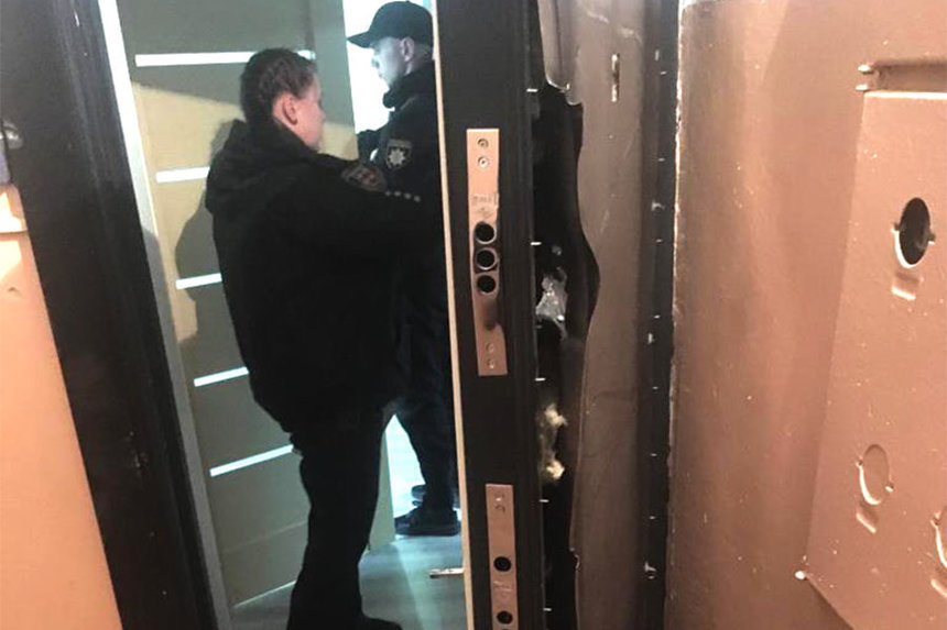 Новини Вінниці / У Жмеринці депутат міськради разом з товаришем насильно утримували у квартирі жінку. Поліції довелось ламати двері