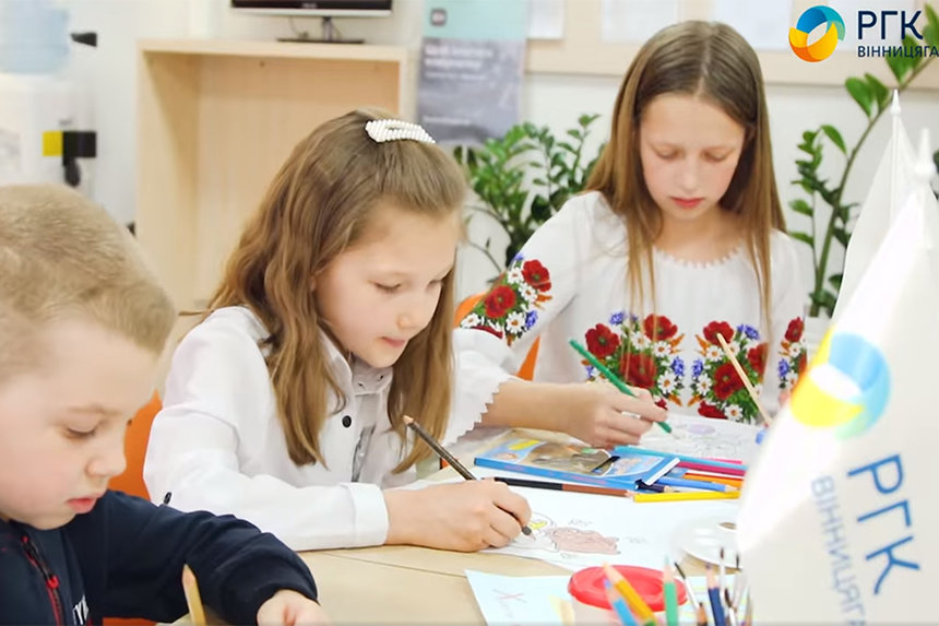 Новини Вінниці / Діти працівників АТ «Вінницягаз» та «104.юа» малюють для захисників України