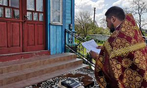 Новини Вінниці / Служба перед храмом. У селі поблизу Вінниці парафіяни вирішили перейти до ПЦУ, а священик Московського патріархату забрав ключі від приміщення