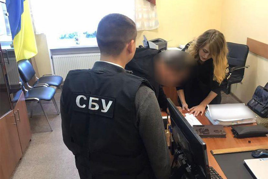 Новини Вінниці / На Вінниччині викрили канал незаконного перетину кордону чоловіками: діловод реєстрував водіїв, які ввозили елітні автівки 