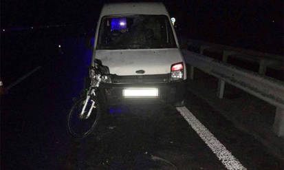 Новини Вінниці / Поблизу Вінниці мікроавтобус збив велосипедиста. Поліція розслідує обставини ДТП