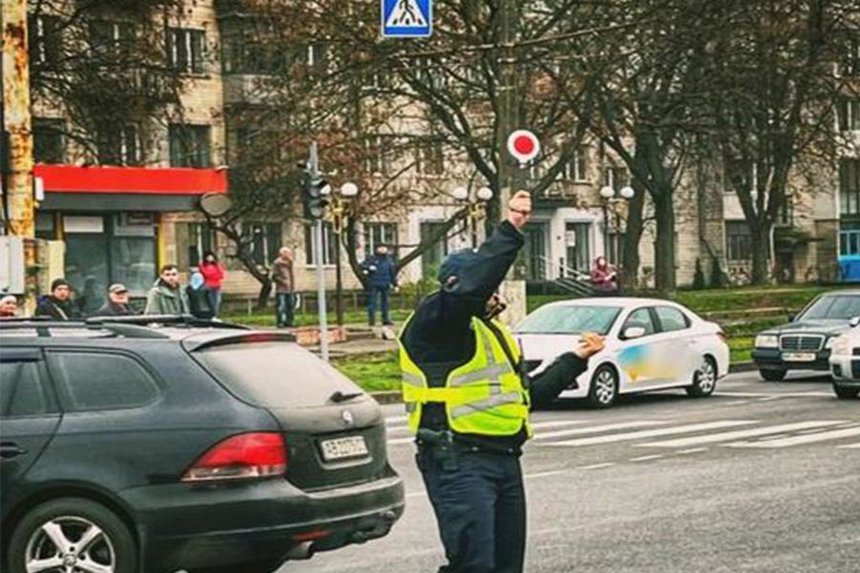 Новини Вінниці / У Вінниці водій Chevrolet збив регулювальника