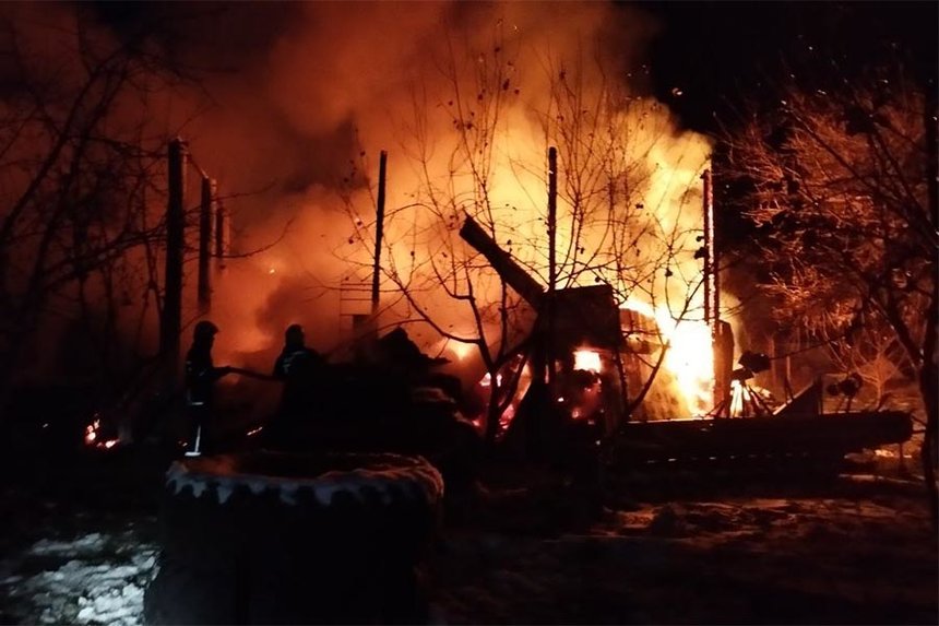 Новини Вінниці / Нічна пожежа на Вінниччині: вогнем знищено будівлю, трактор, зерно, сіно та свійську тварину