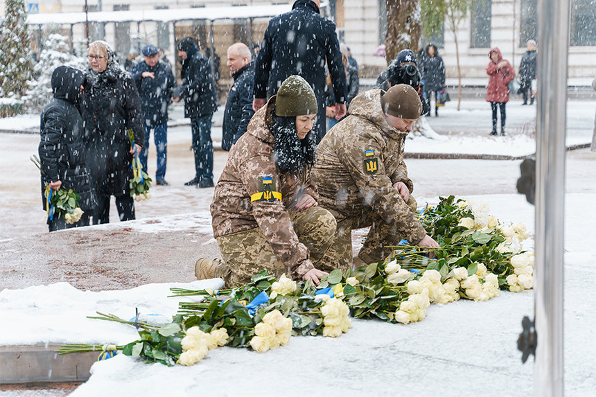 У Вінниці в День Гідності та Свободи вшанували пам'ять загиблих на Майдані / Новости Винницы и области / Інформаційний портал На Париже Новини Вінниці / У Вінниці в День Гідності та Свободи вшанували пам'ять загиблих на Майдані