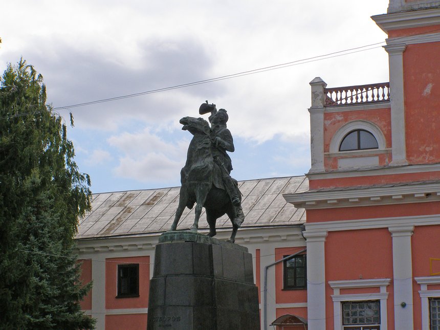 Новини Вінниці / У Тульчині на Вінниччині вирішили позбавитися пам’ятників Суворову та Пушкіну