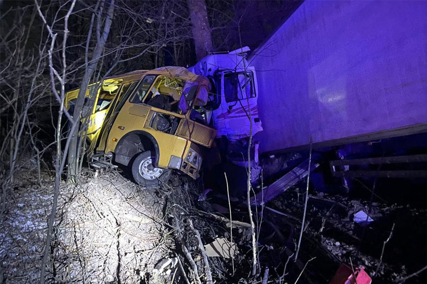 Через лобове зіткнення вантажівки та автобуса на Вінниччині загинуло двоє людей / Новости Винницы и области / Інформаційний портал На Париже Новини Вінниці / Через лобове зіткнення вантажівки та автобуса на Вінниччині загинуло двоє людей