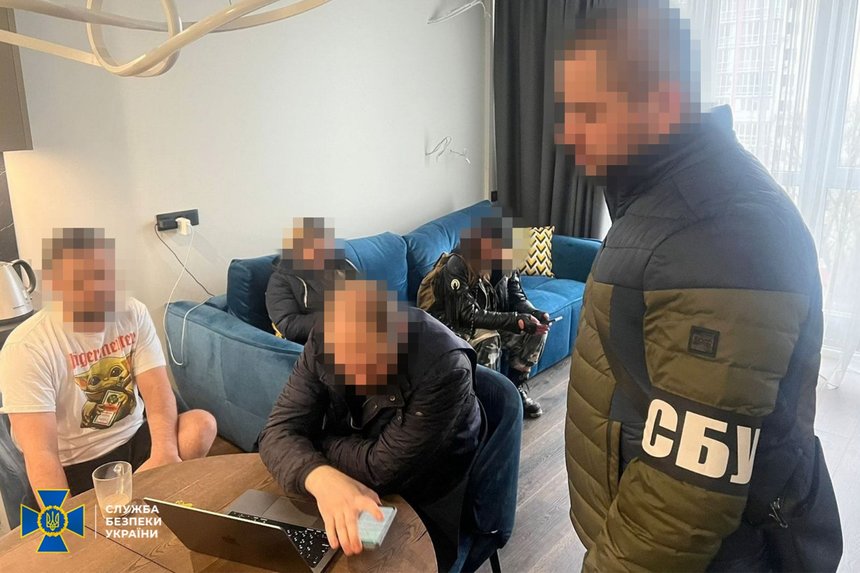 Новини Вінниці / У Вінниці викрили call-центр, через який ошукували громадян ЄС. За рік «на гачок» фішингу потрапили понад тисячу жертв