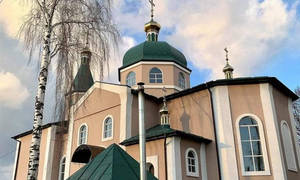 Без штовханини та криків: у Селищі на Вінниччині священик УПЦ МП передав ключі від храму вірянам ПЦУ / Новости Винницы и области / Інформаційний портал На Парижі Новини Вінниці / Без штовханини та криків: у Селищі на Вінниччині священик УПЦ МП передав ключі від храму вірянам ПЦУ