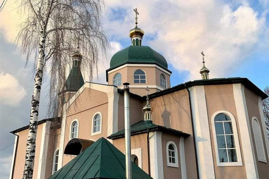 Новини Вінниці / Без штовханини та криків: у Селищі на Вінниччині священик УПЦ МП передав ключі від храму вірянам ПЦУ