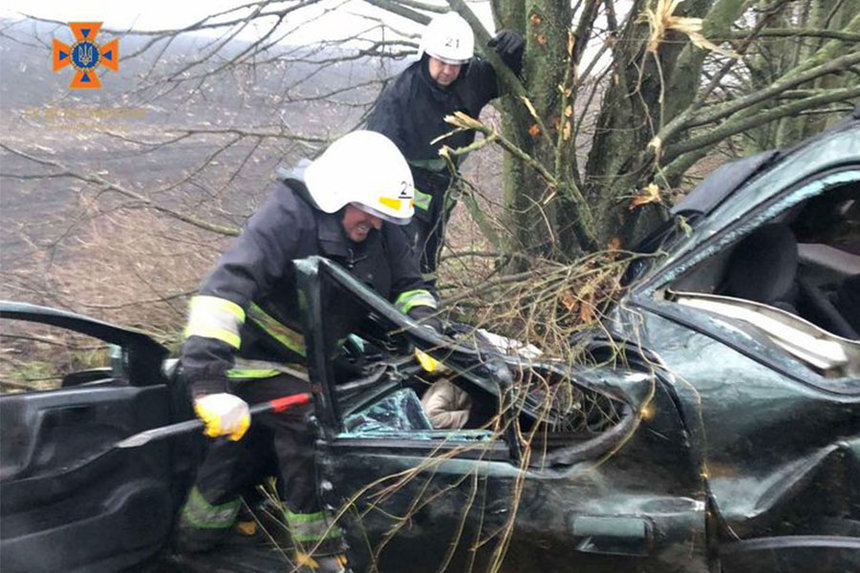 Новини Вінниці / ДТП на Вінниччині: для порятунку молодої жінки рятувальники розрізали автівку