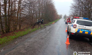 Новини Вінниці / На Вінниччині автомобіль на швидкості врізався у дерево: троє людей госпіталізовано до лікарні