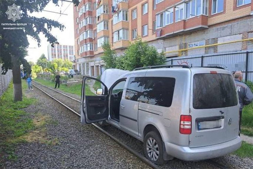 У Вінниці після ДТП водій-втікач опинився у пастці з трамваєм / Новости Винницы и области / Інформаційний портал На Париже Новини Вінниці / У Вінниці після ДТП водій-втікач опинився у пастці з трамваєм