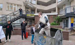 Новини Вінниці / Тараса Чорновола облили зеленкою та кинули у смітник. Він вважає, що це замовлення з Банкової 
