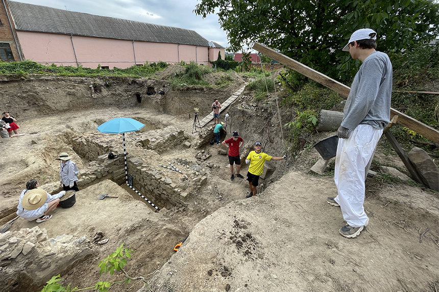 Новини Вінниці / Під час розкопок у центрі Вінниці археологи знайшли козацькі люльки, старовинні монети та фрагменти вишуканого посуду