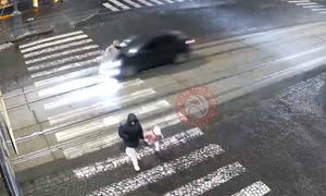 Моторошна аварія у середмісті Вінниці: Соборною «летіла» Mazda та збила жінку на «зебрі» / Новости Винницы и области / Інформаційний портал На Парижі Новини Вінниці / Моторошна аварія у середмісті Вінниці: Соборною «летіла» Mazda та збила жінку на «зебрі»